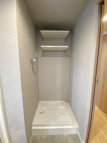 機能的なランドリースペースです。洗濯機置場周辺には洗剤や柔軟剤などの日用品をスマートに置ける棚スペースがあり、家事の動線に無駄がなく、毎日の洗濯作業を非常に効率良く行える設計となっています。
