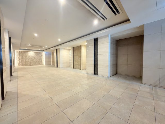 ホテルライクで洗練されたエントランスホール。ゆとりある空間が住まう方や来訪者を迎えます。