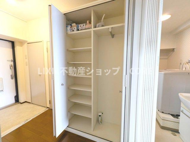 しっかりとした大きさのクローゼットを完備し、収納スペースも十分！