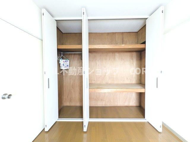 奥行きもあるので、収納ボックスをそのままクローゼットの中へ。部屋にものが出ずスッキリ。