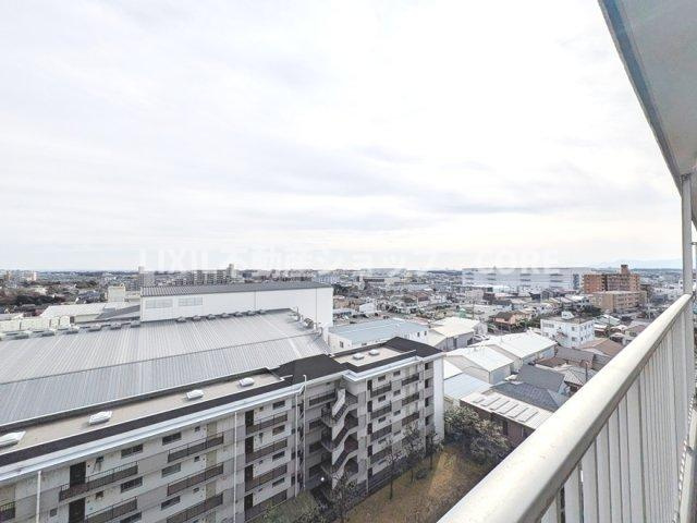 開放感いっぱいの眺望と共に光と風を享受するバルコニー。景観を眺めることができます。