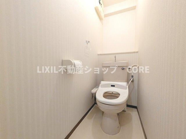 見た目もスッキリとしたデザインのトイレには温水洗浄暖房便座付き。