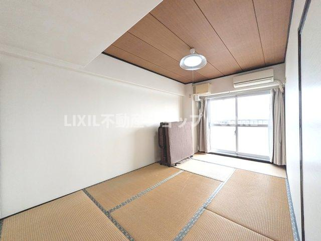 来客時や一息つきたいときなどに利用できる用途多様な空間の和室がございます。