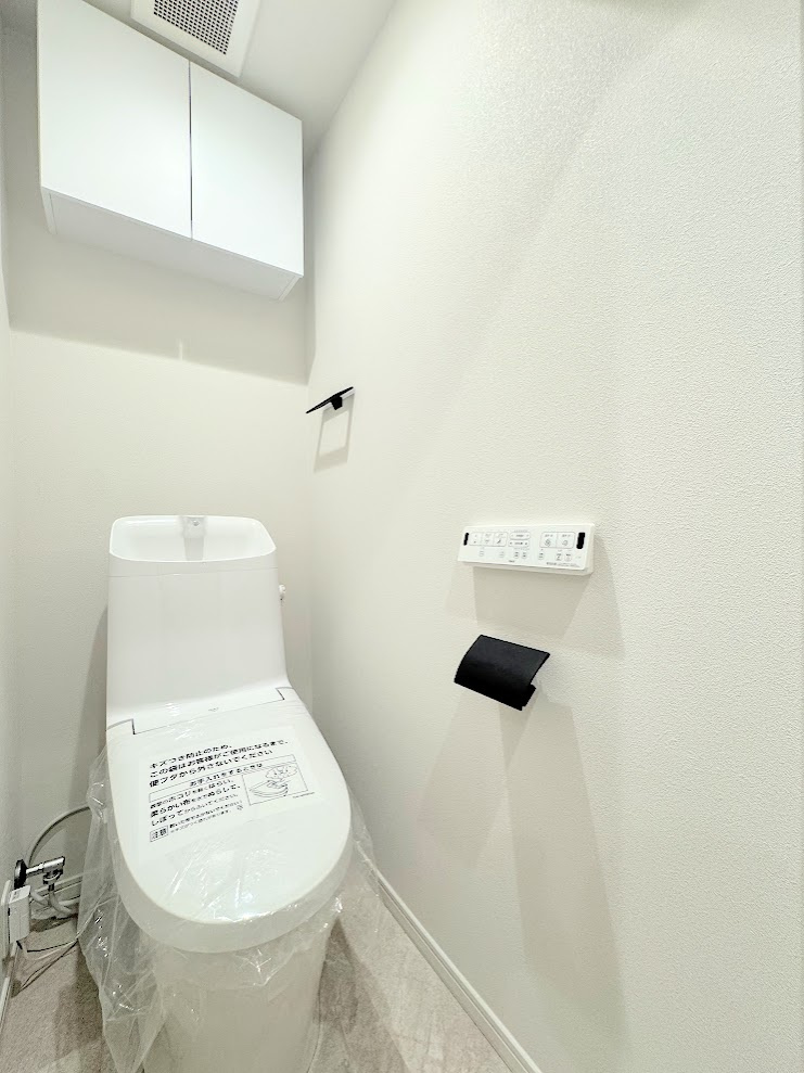 ◆清潔感のある白を基調とした落ち着ける空間。小窓をもうけていますので、こもりやすい空気の入れ替えも簡単に行えますね！