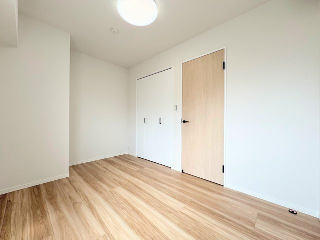 ◆室内はいつも明るい印象なので気持ちの良い朝を迎えられます。各部屋にはクローゼットを完備しており、収納が多いお家はすっきりして快適空間です。