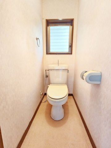 2階トイレ　各階にトイレあり。温水洗浄便座への交換等もご相談ください。