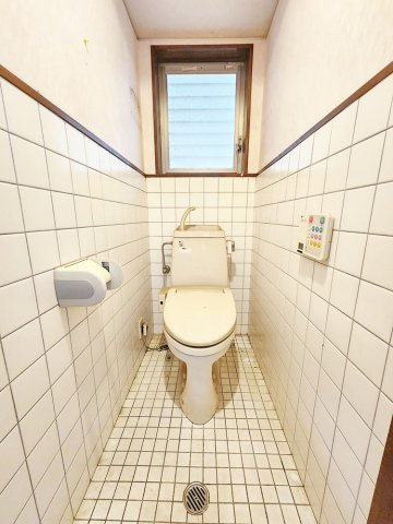 1階トイレ　各階にトイレあり。温水洗浄便座への交換等もご相談ください。