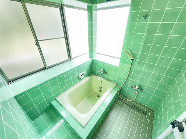 窓付きで明るい浴室。レトロですがそのままでも使用可能です。