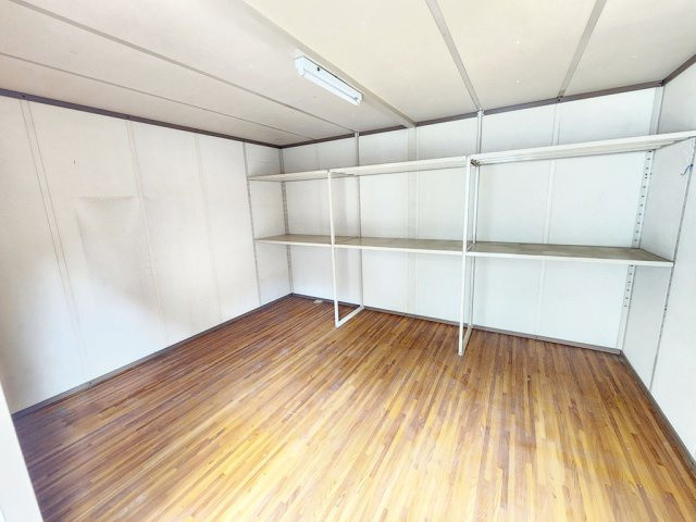 倉庫内部