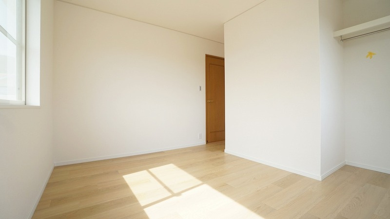 2Ｆの洋室2　こちらも明るいひろびろ空間、大容量の収納つき