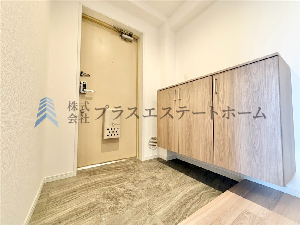 すっきりとした印象の玄関です♪下足入れが備わっており、ご家族の靴をまとめて収納できます♪
