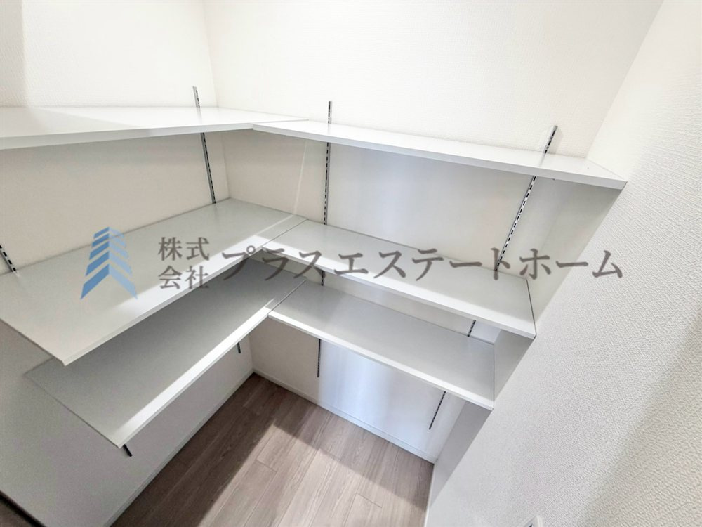 パントリー♪食品や調理器具、日用品などをたっぷり収納できます♪