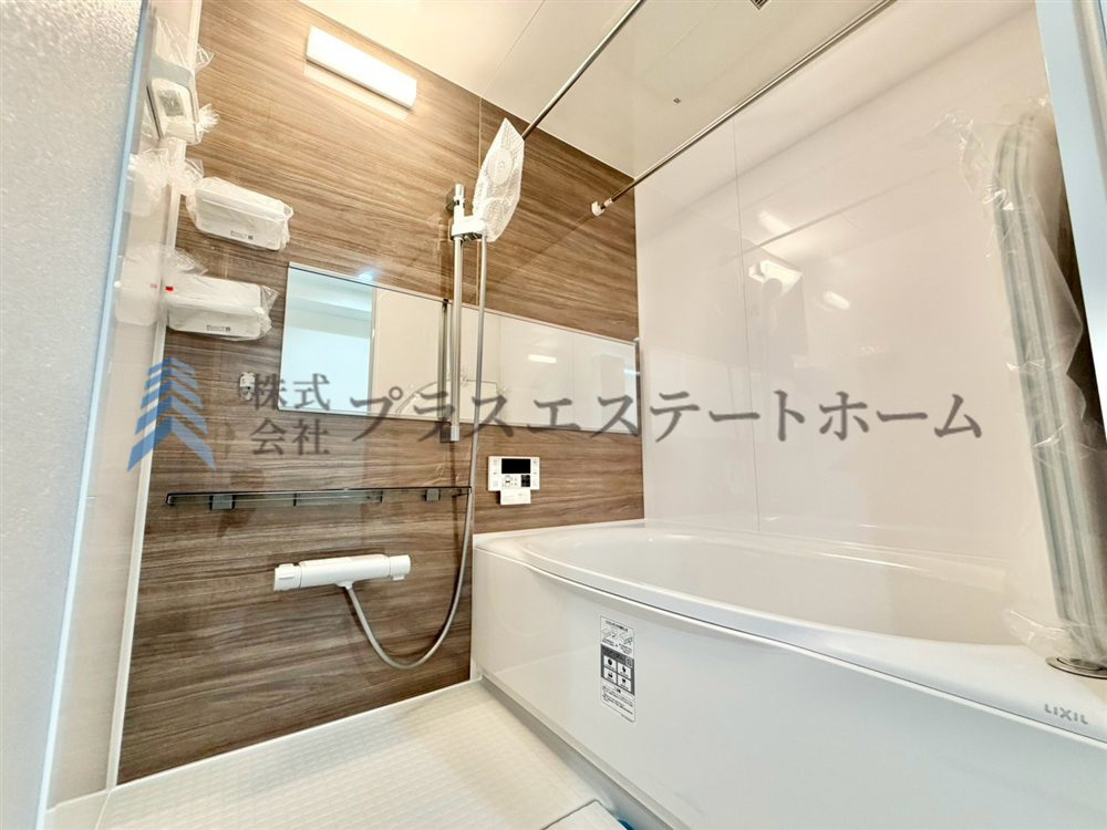横長の鏡は浴室に個性的な印象を与えることができ、より浴室を広く見せ開放的な空間を演出することが可能♪