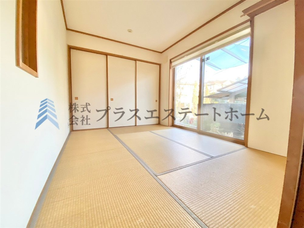 暖かい和室♪廊下が暗くならないように明り取りの窓が付いています♪