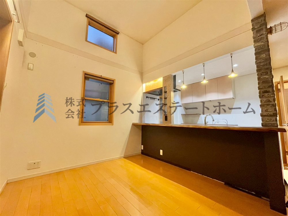 一枚板のキッチンカウンター下は黒板塗装です♪成長とともに変化する子どものかわいい落書きを残せます♪