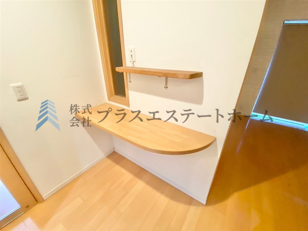 キッチン横に造りつけの棚があります♪電話やパソコンを置いてもよさそうです♪