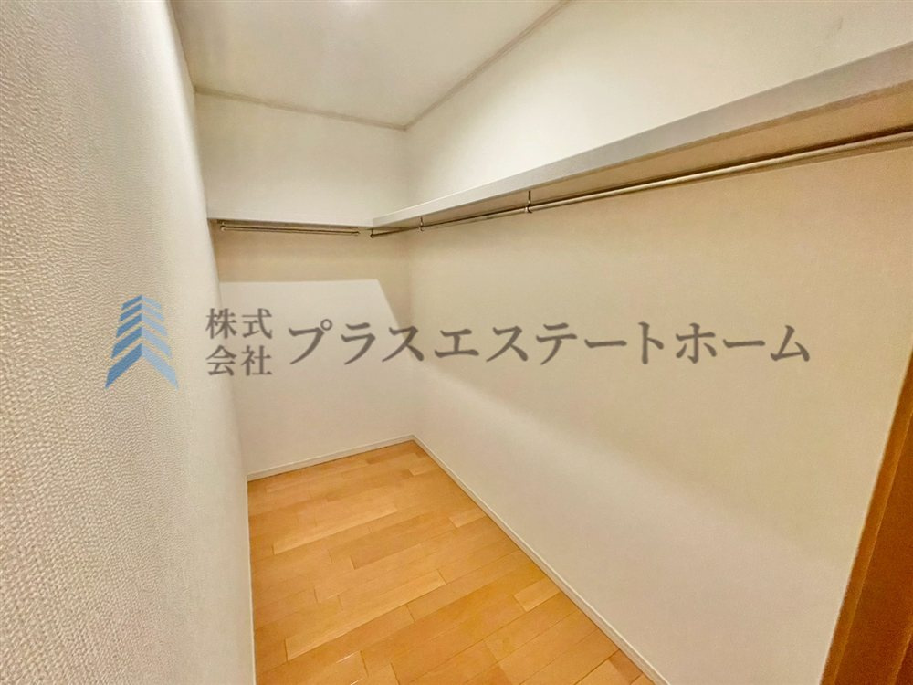 2階のWIC♪型崩れを避けたい服からシーズンオフの衣類まで、ハンガーでたっぷり収納できます♪