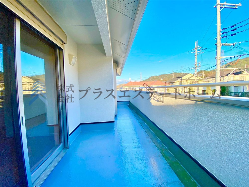 ワイドバルコニー♪陽当りが良いので、お洗濯物もすぐ乾きそう♪