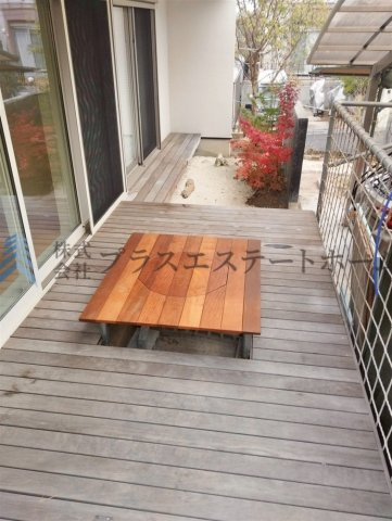 リビングの掃出窓は全開放できフラットで繋がるウッドデッキが第二のリビングに♪外ご飯も気軽に楽しめます