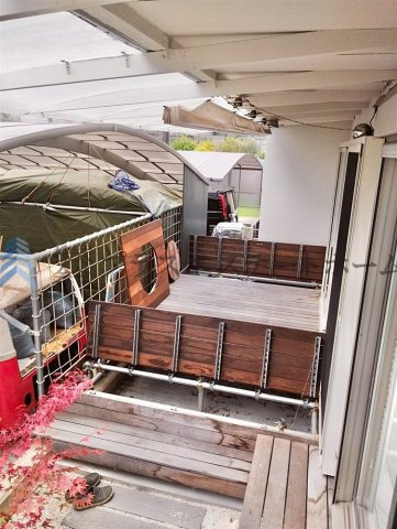 ウッドデッキの両サイドは跳ね上げ式になっているためガーデニングやアウトドア用品等たっぷり収納できます