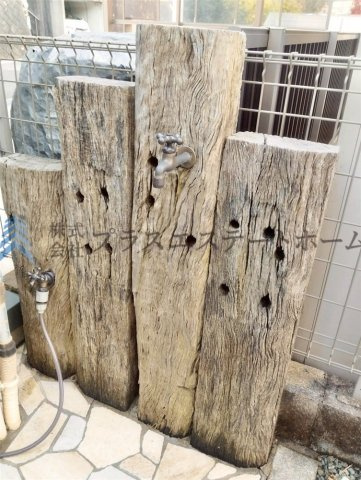 ウッドデッキ横にある2つの立水栓♪プール遊びやBBQなど、さまざまなシーンで重宝します♪