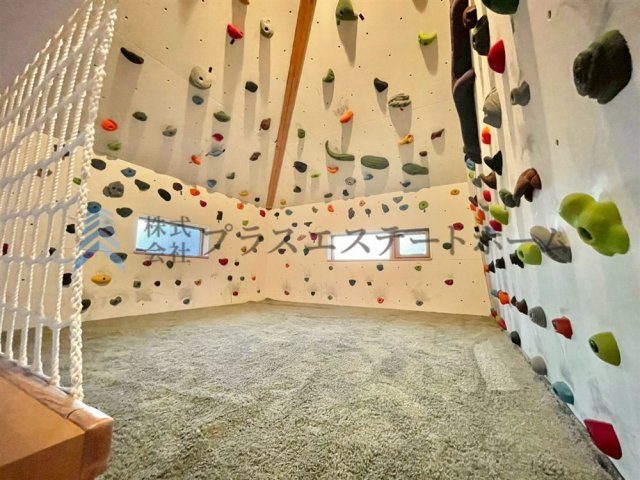 ボルダリング設備♪お子様の体幹やバランス感覚向上に♪