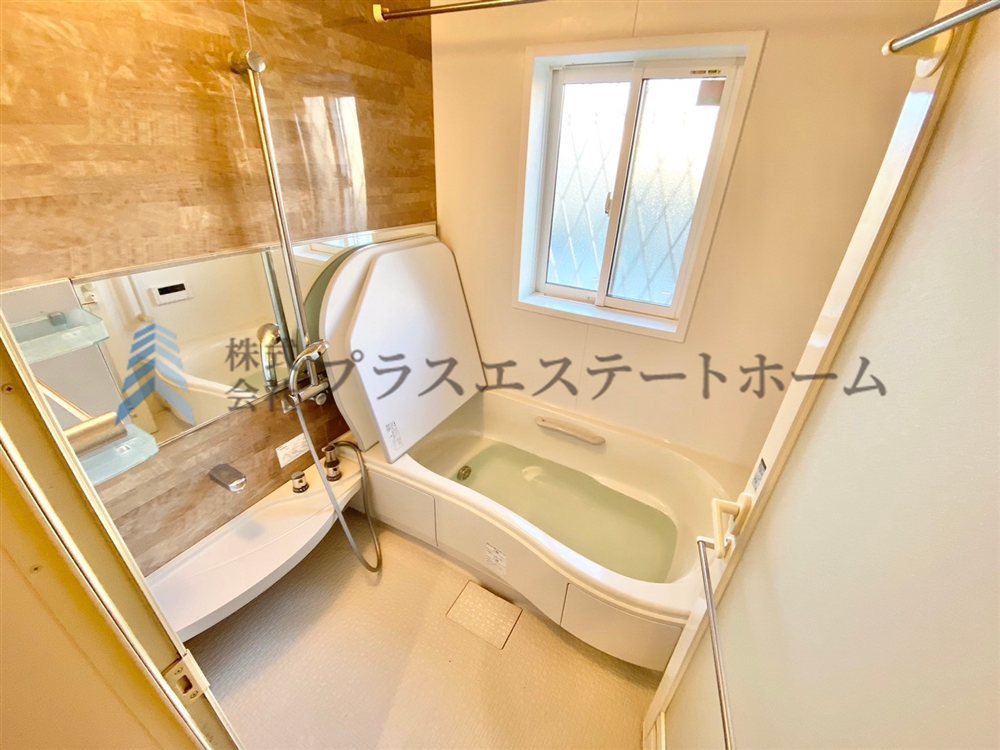 横長の鏡は浴室に個性的な印象を与え、浴室を広く見せることができ開放的な空間を演出することが可能です♪