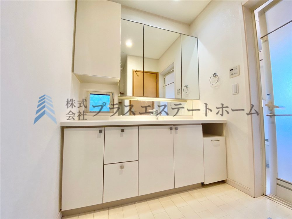 身支度やお風呂上がり、寝る前の準備などの際に嬉しい大きな鏡付きです♪