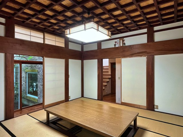 格天井が美しい、落ち着きのある和室。　現代建築の中に、日本建築の美意識を丁寧に取り入れています。