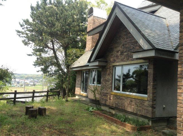 敷地の緑と調和する建築配置。　広大な敷地ならではの、　邸宅的なプライベート感を味わえます。
