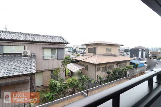 【建物からの眺望】現地完成写真。バルコニーからの景色。十分な間隔が確保されております。