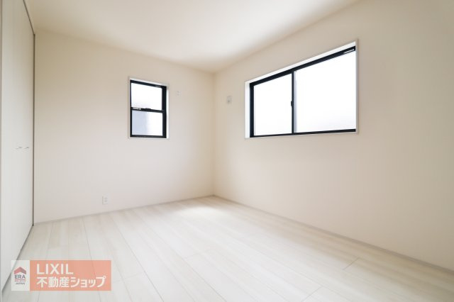 【寝室】現地完成写真。明るい採光の入る主寝室です。
