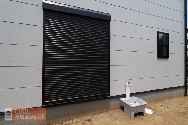 【防犯設備】現地完成写真。1階リビングには雨風の強い日にも役立つ防犯シャッターがついています。