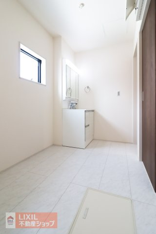 【脱衣所】現地完成写真。洗面脱衣所はゆったりとしたスペースで使いやすいです。