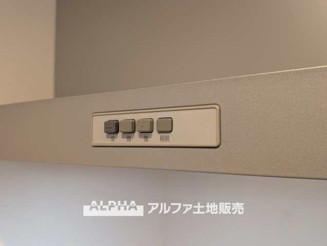 【Low-Profile　Range　Hood】　◆スリムレンジフード◆静かに心地よく空気を整えるリファインド設計。油汚れも付きにくく、お手入れも簡単。清潔で美しいキッチン空間を保ちます。