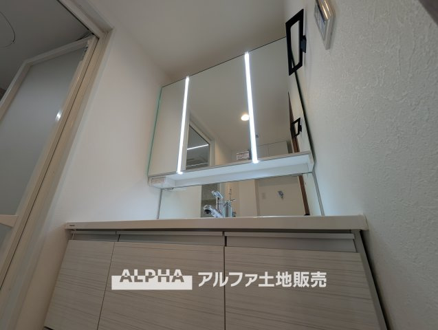 【Vanity　with　Three　Mirrors】　◆三面鏡洗面化粧台◆身支度で使う歯ブラシや化粧品などの小物も鏡裏にすっきり収納。生活感を抑えて朝のひとときも快適に過ごせスタイリッシュな空間に。
