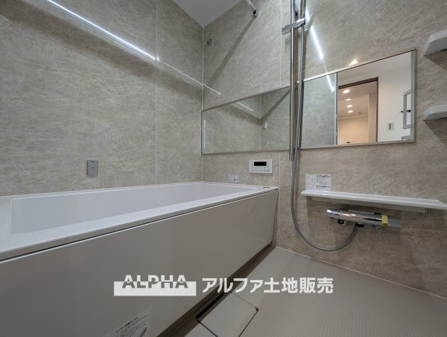 【Bathroom】　◆浴室換気乾燥機付きUB◆雨に日でも洗濯物が乾かせ、同時に室内を乾燥させる為、カビ、汚れの発生を抑えます。暖房機機能があり冬場は入浴前に暖め可能でとても重宝します。