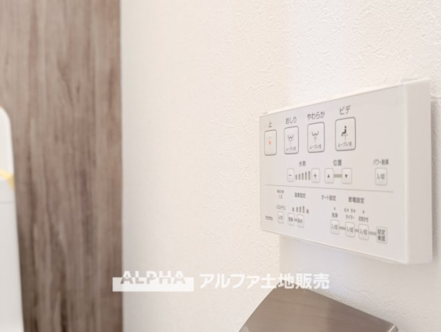 【Warm　water　flush　toilet】　◆温水洗浄便座付きトイレ◆お掃除も楽々。快適に過ごすためには今や欠かせない設備の一つです。壁掛けリモコンで使いやすくいつでも清潔に保てます。
