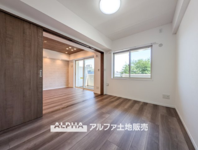 【Movable　partition】　◆可動式間仕切り◆普段は大きなＬＤＫとして過ごし、来客時には時には間仕切りを利用し客間として使えるストアルーム。使い勝手は無限大です。