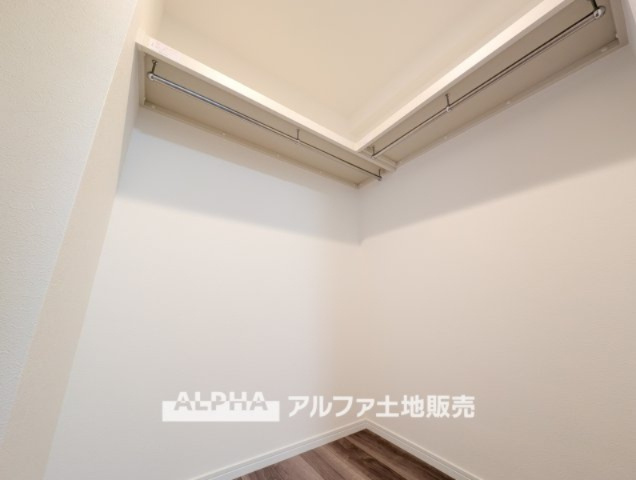 【walk　in　closet】　◆ウォークイン・クローゼット◆大好きな服、大事なバッグやアクセサリー、そして大切な思い出の品々。そんなものを傍らにそっと置いておきたい。そんな時に重宝しますね。