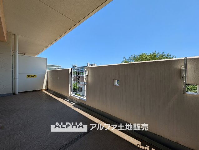 【Balcony】　◆暮れなずむ空◆そっとルーフバルコニーから望むスクリーンは、夕映えに浮かぶ雲とオレンジ色に染まる街。どことなく切ないけれど僕達を優しく照らし家族を見守っていてくれている。