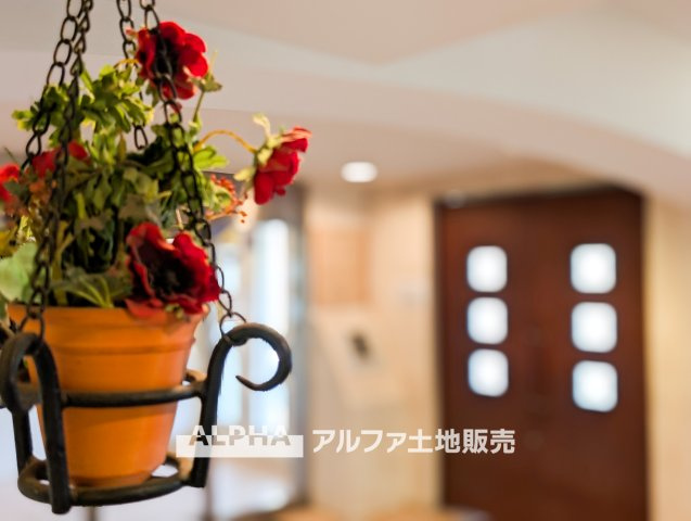 【Entrance】　◆エントランス◆管理の行き届いた綺麗なエントランスは、扉を開けると温もりと幸せと楽しさいっぱいの我が家に帰ってきたんだなと落ち着く瞬間。
