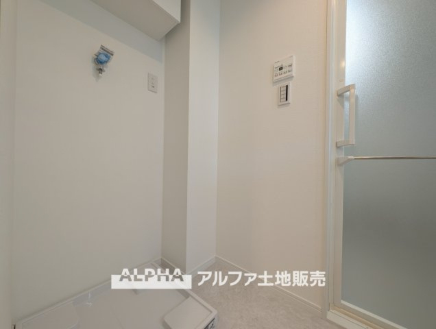 【Laundry　space】　◆ランドリースペース◆広々した空間で雨の日でも十分に洗濯物を乾かすことが出来ます。バスルームには浴室換気乾燥機も付いているので重宝しますね。