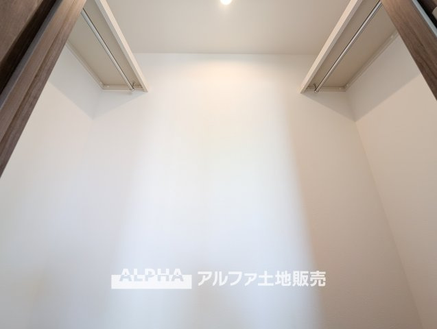 【closet】　◆クロゼット◆各居室のクロゼットは大好きな服、大事なバッグやアクセサリー、そして大切な思い出の品々。そんなものを傍らにそっと置いておきたい場所です。