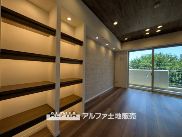 【Open　closet】　◆オープン・クローゼット◆あえて開放する事で空間の演出と、大切な洋服、バッグやアクセサリーを湿気から守ります。大切な思い出の品々を傍らにそっと置いておきたい空間となります。