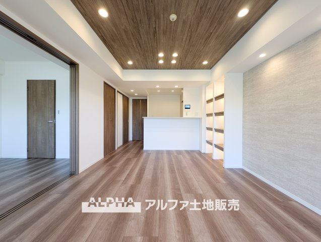 【Living　room】　◆時を忘れる場所◆ここにはみんなが集い、食事と楽しい会話が始まる。話に夢中になりすぎて、ついつい時を忘れ夜半過ぎになってしまう。そんな束の間の幸せを感じさせてくれる場所。