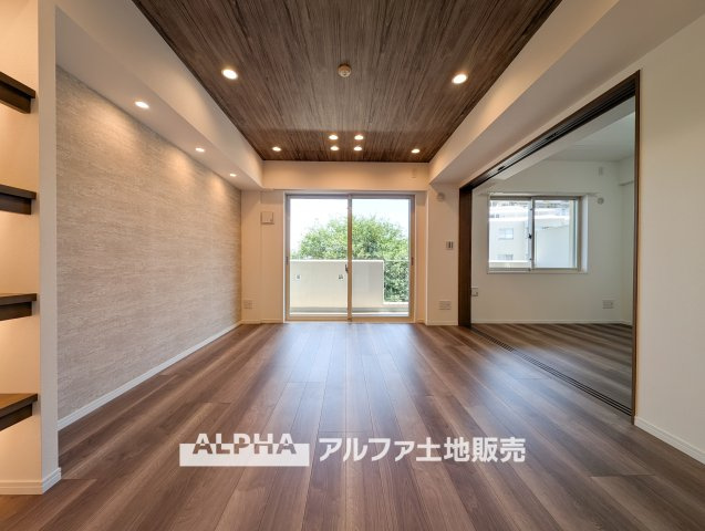 【Comfortable　living】　◆居心地のいい暮らし◆には欠かせない眩い採光。ゆったりとした幅の窓からこの空間に降り注ぐ採光が絶えない。明るいリビングこそ居心地のいい暮らしが待っていると思う