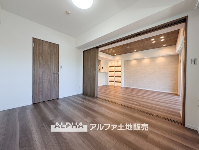 【The　world　which　dozes】　◆サンサンと◆差し込む太陽の光がこのリビングに笑いをもたらす。ソファの上のクッションがポカポカした暖気にぬくぬくと微睡んでいる。