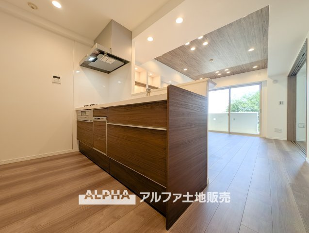 【Kitchen】　◆キッチン◆美しく使いやすいキッチンは油汚れが簡単に拭き取れる素材で加工されており、浄水器シャワーから流す水の音を軽減する静かなシンクを採用。見えないところにさり気ない配慮が嬉しい