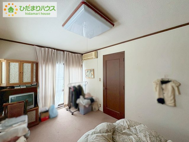 バルコニーに面していて、たっぷり光りの入る明るい主寝室です！